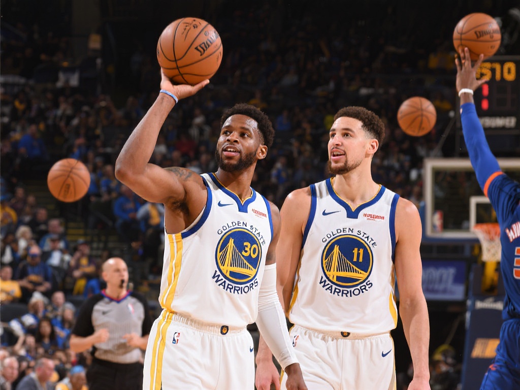 勇士三分雨浇灭休城 库里希尔德联手轰20分领先 过去几年,勇士队始终以三分战术为核心,改