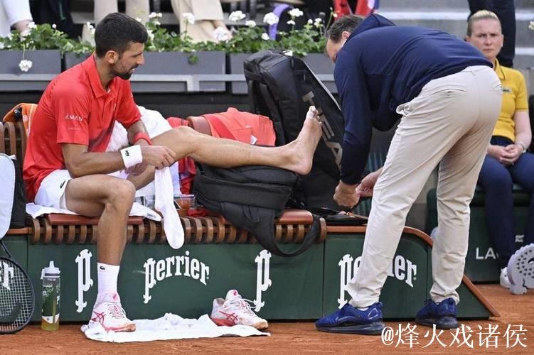 约维奇遭犯规扣篮失衡摔落,手肘受伤需护臂保护下场治疗 约维奇遭犯规扣篮失衡摔落,手肘受伤需护臂保护下场治疗